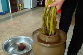 广西传统酸菜做法，不放盐，放半年也不会坏，色泽金黄酸脆爽口视频封面