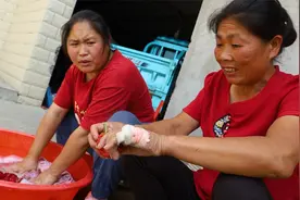 老妈农活一人扛，导致自己手受伤，胖妹回家去探望，差点流泪了视频封面