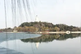 《让我们荡起双桨》中的“水中倒映着美丽的白塔”就出自北海公园