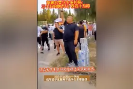 孩子被高年级学生欺凌要香烟，家长真是高明：带5条烟要校长送去视频封面