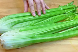 这才是芹菜最养人的做法，无水无油超低脂，好吃到您不想停筷子