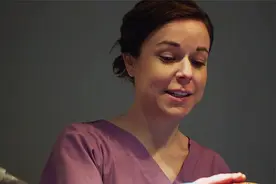 女人因为自己无法生育 竟绑架孕妇剖腹取子 实在太可恶《产妇》