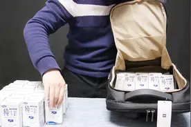 小米多功能商务背包二代实测，容量超大，能当半个行李箱视频封面