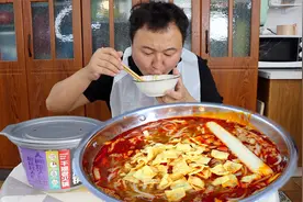 网友点的螺蛳粉今天安排啦，酸辣过瘾，极致丝滑，满头大汗。