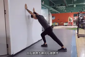 最近风靡的减脂动作--靠墙踮脚60秒，腿细了，人瘦了，减掉萝卜腿视频封面