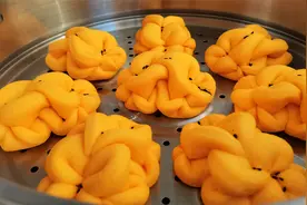 发面时加点小苏打，花卷又暄又好吃，金灿灿的还漂亮，家人都喜欢