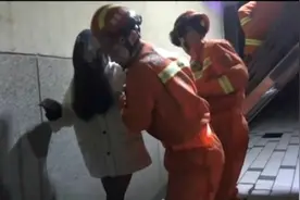 女大学生凌晨翻墙回校被铁围栏刺伤屁股 现场尴尬一幕曝光视频封面