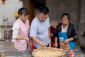 雨天呆家里太无聊，老妈尝试自制爆米花，居然和街上卖的味道一样视频封面