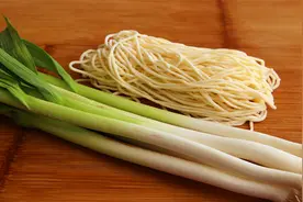 一把蒜苗，两块钱面条，教你新吃法，爽口筋道，入味又解馋，真香视频封面