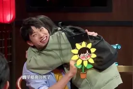 杨幂突然出现，飞奔过来就给魏大勋一个拥抱，大勋都害羞了！视频封面