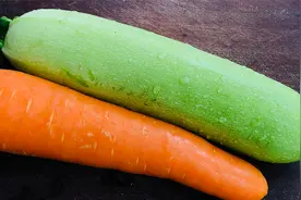 西葫芦最近超火的做法，加1根胡萝卜，去饭店都吃不到，营养健康