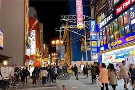 日本究竟有多开放？看看日本女孩的街头夜生活，场面让人吃惊视频封面