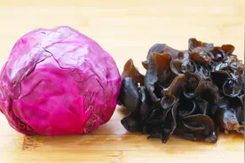 一颗紫包菜，加一把黑木耳，这种做法还是第一次见，上桌就光盘