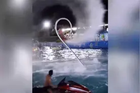 水上乐园搞笑名场面，要不这个活我帮你干？也太爽了吧视频封面