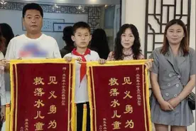 少年英雄！三岁幼儿泳池“倒栽葱”，11岁少年救援收到锦旗视频封面