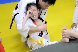 6岁女孩被跆拳道教练强制拉伸出一字马，痛感高达7级，爸爸怒了视频封面