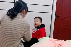 弟弟欢乐的找姐姐玩却被骂滚，弟弟机灵2字化解尴尬，情商太高！