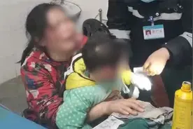 揪心！四川一2岁男孩手卡绞肉机紧急送医，母亲撕心裂肺痛哭不止