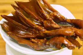 好吃到吮指的卤鸭掌，在家就能做，十分入味，三斤不够吃