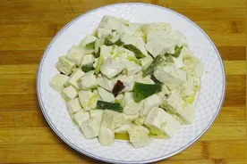 家常做法清炒豆腐，味道鲜美非常好吃