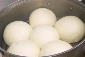 馒头为啥不光滑？教你“活面”诀窍，不用费力揉面，又滑又香软视频封面