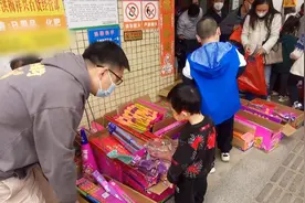 “禁燃令”松绑，东莞烟花爆竹专卖店生意红火视频封面