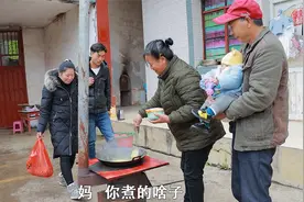 婆婆给戒奶的宝宝煮这种稀饭，公公让宝宝吃盐巴，画面太搞笑了视频封面