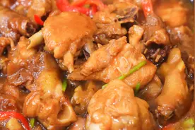 厨师长教你炖家常砂锅鸡，不用焯水直接炖，鸡肉鲜嫩又入味视频封面