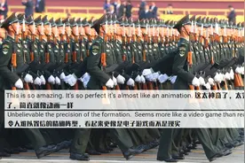 当外国网友看了中国解放军正步劈枪式训练后，直呼：难以置信！视频封面