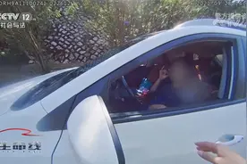 淡定敷面膜睡觉 女司机违停高速路应急车道 见交警撒娇求放过视频封面
