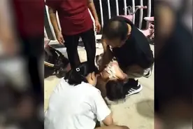 周口一女童方便面卡喉，孩子妈急得大哭，散步干部海姆立克法施救视频封面