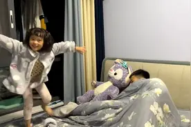 12岁继子羡慕妹妹新玩偶，悄悄抱旧玩偶睡觉，女子察觉一举动亮了视频封面