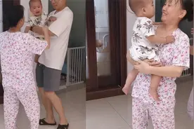 保姆阿姨请假七天回来，宝宝瞬间认出委屈求抱抱，下秒全家吃醋视频封面