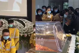 救人遇难的外卖小哥追悼会现场，妻子哭成泪人，外卖员们鲜花送别视频封面