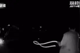 深夜长江江阴段出大事！大船沉没只剩船头露江面，男子被困等救命视频封面