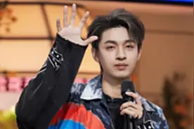 德云社演员秦霄贤录节目受伤被救护车接走，本人发文报平安