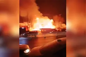 沈阳一家具厂突发大火，火光窜至6楼高，居民：太吓人了不敢睡觉