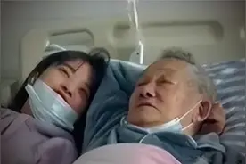 女子照顾病故丈夫爷爷，同睡一张病床引网友质疑：没有血缘关系视频封面