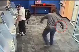 美国男子ATM机取款遭老兵举斧头突袭砍腿，拼命抵抗头部又遭三刀视频封面