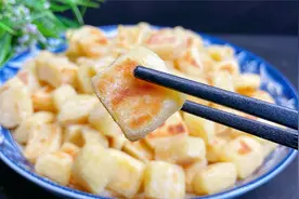把牛奶放锅里煎一煎，出锅就是一道美食，香甜松软，真好吃视频封面