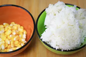 剩米饭不要炒着吃了，教你一个新吃法，营养美味，比大鱼大肉都香