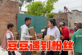 豆豆生病也不愿错过丰收，跟晨晨老公配合默契，二胎给鹏哥沾个妮视频封面