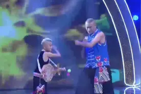 云南民歌《阿老表》，轻快的旋律搭配肚皮舞，嗨翻全场丨加油视频封面