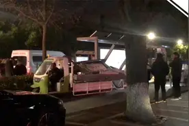 浙江一汽车逆行冲进公交站致2死 死者亲属：警方称司机患脑白质病视频封面