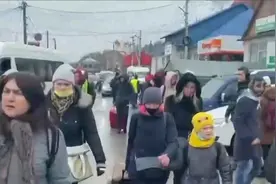 凤凰直击乌克兰西南部的口岸：民众出逃摩尔多瓦躲避战火视频封面
