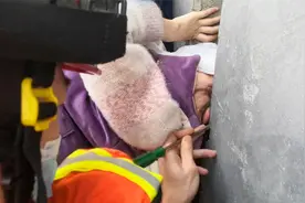 驻马店一小女孩贪玩穿越墙缝，头部被两墙卡死，消防破拆墙体救援视频封面