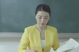 小学生给老师拜年要红包，老师给了两个大红包，学生蒙圈了视频封面