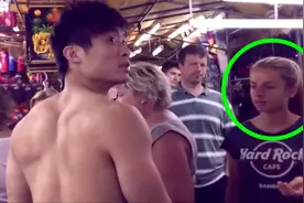 健美小哥光着膀子出现在人群中，路人的反应？眼神里看出一切！视频封面