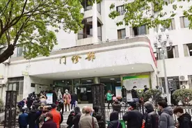 新型肺炎高发期间，间质性肺炎的治疗原则是什么？视频封面
