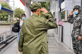 穿上旧军装，#七旬老兵送孙女上国防科大#视频封面